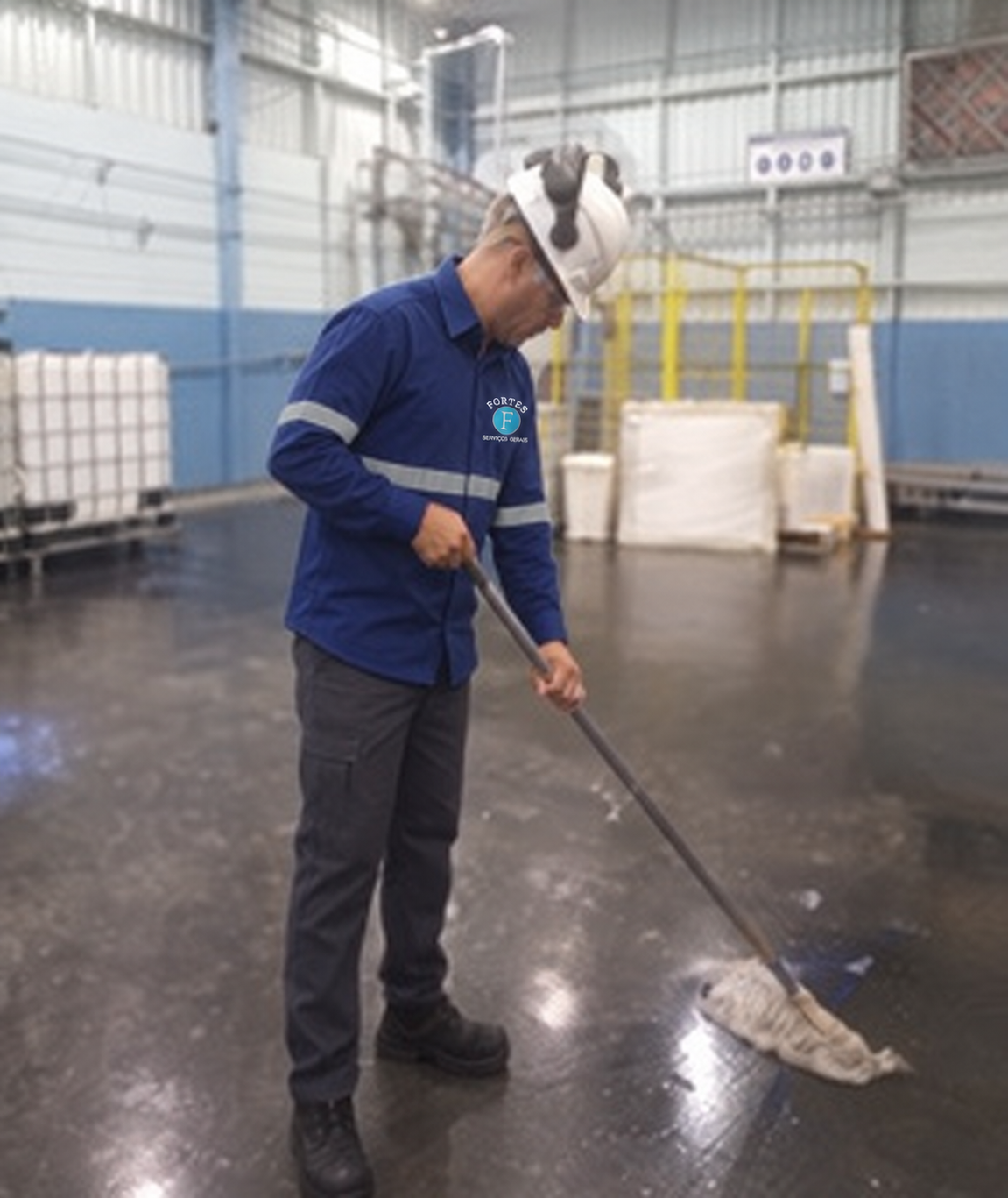 Profissional da Fortes realizando limpeza industrial